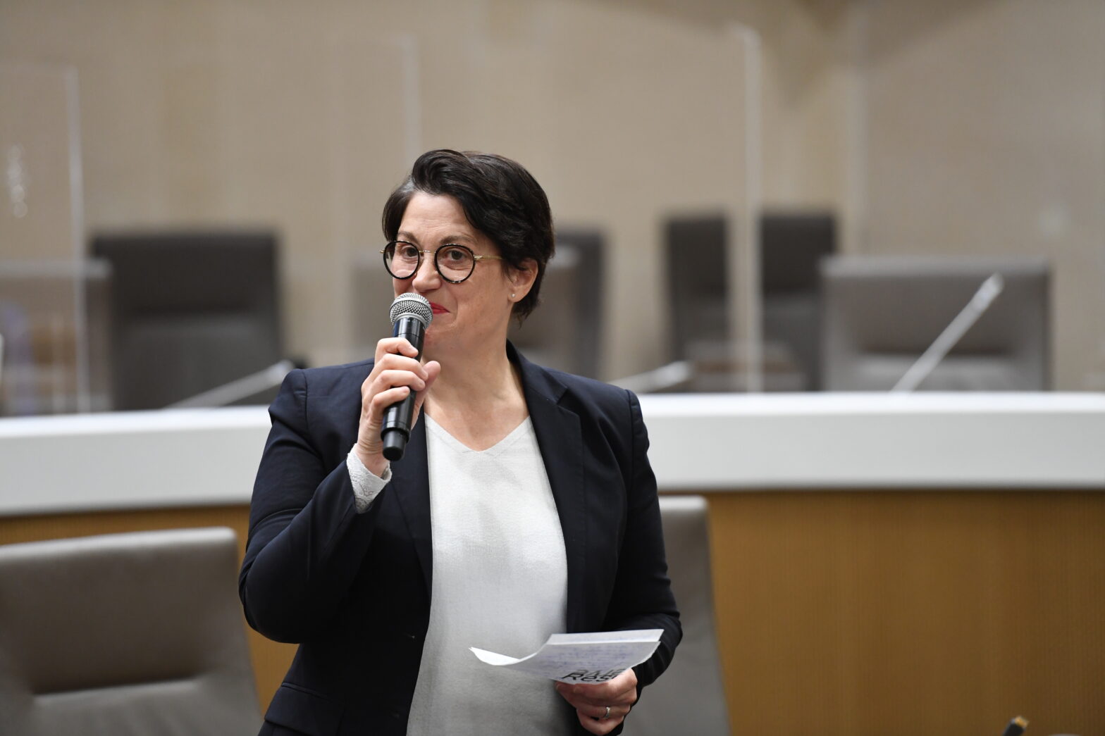 Photo de Nelly Fesseau, nouvelle directrice de l'Agence Erasmus+ France. Elle est debout, tenant un micro, et intervenant pendant une conférence.