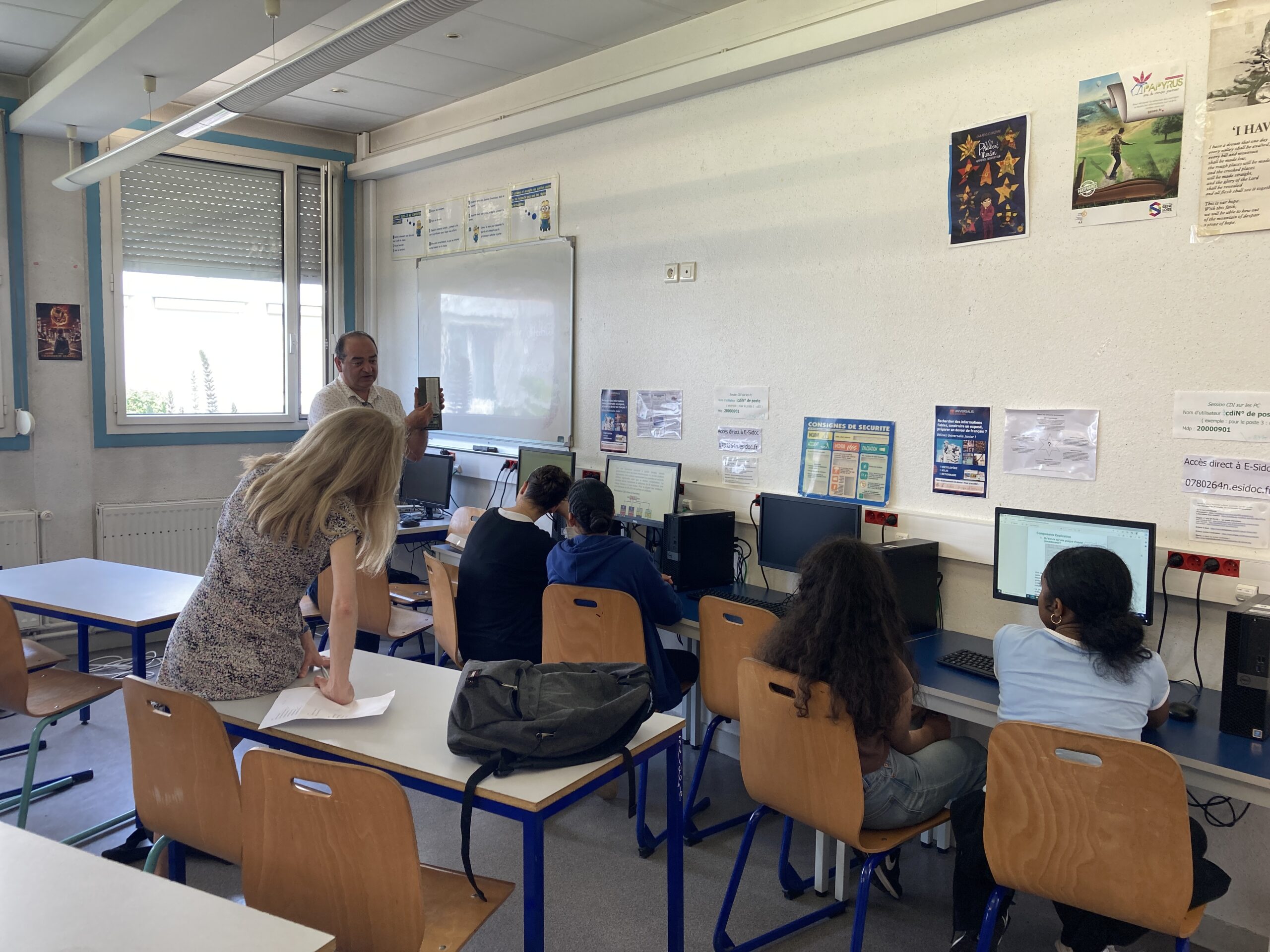 « Notre objectif était de rendre les sciences électroniques ludiques et accessibles pour les 8-14 ans » 1 Les sciences électroniques à l'école